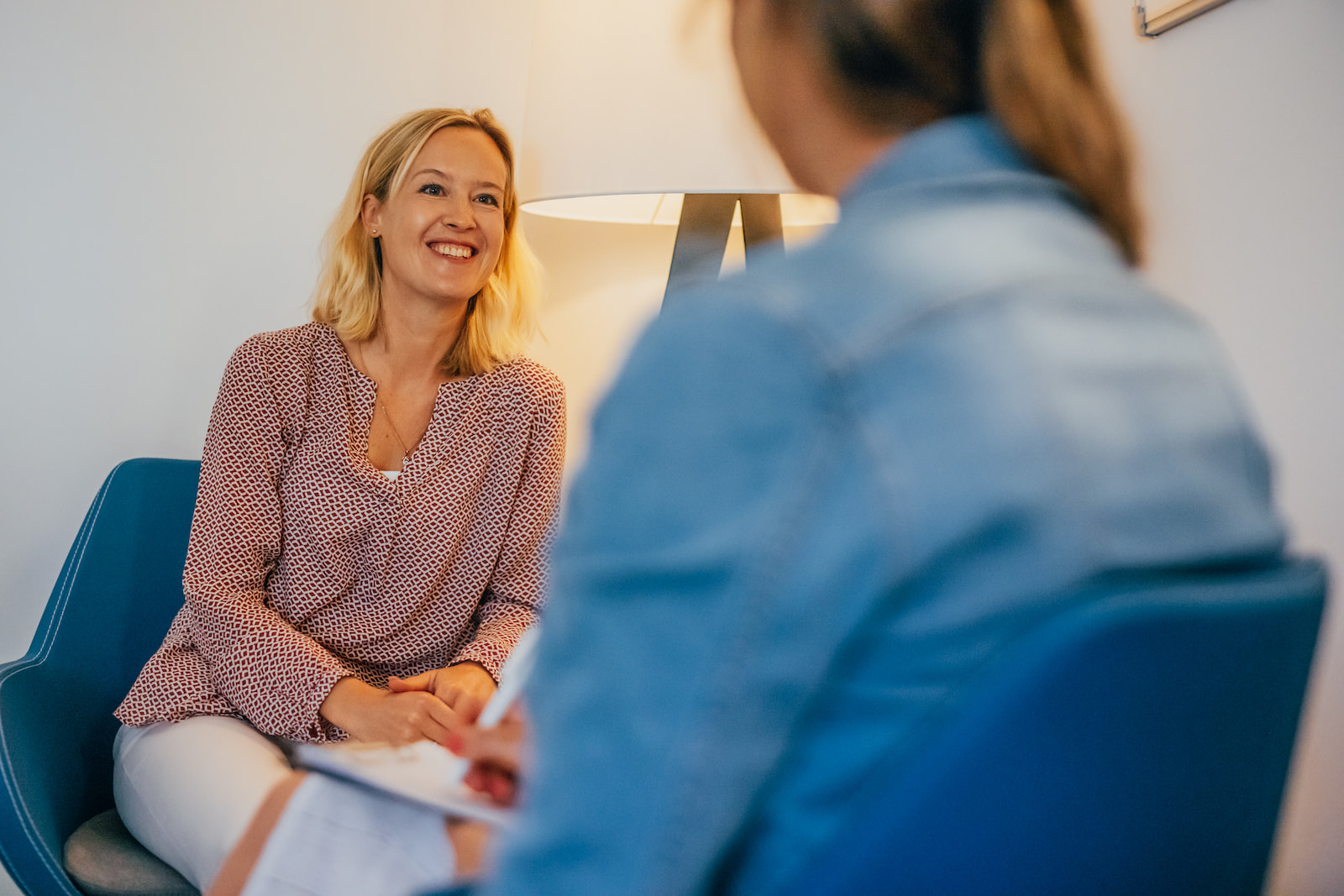 Therapiesituation zwischen zwei Personen.